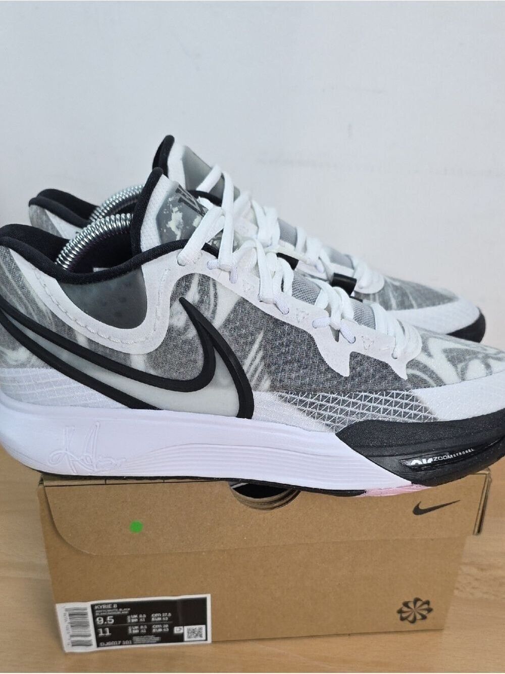Nike Black & White Basketball Shoes 9.5 Men 11 women